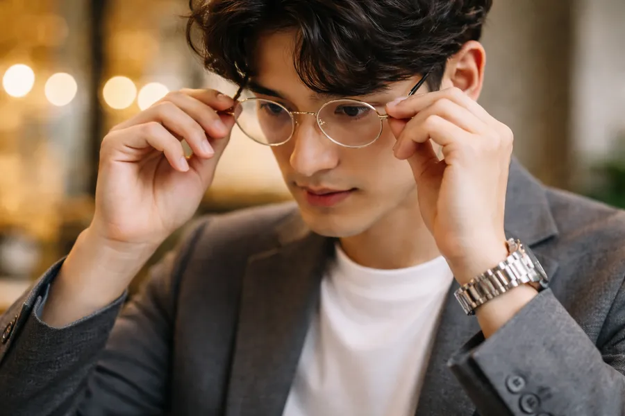 阿部亮平さんが愛用するメガネのブランドは？